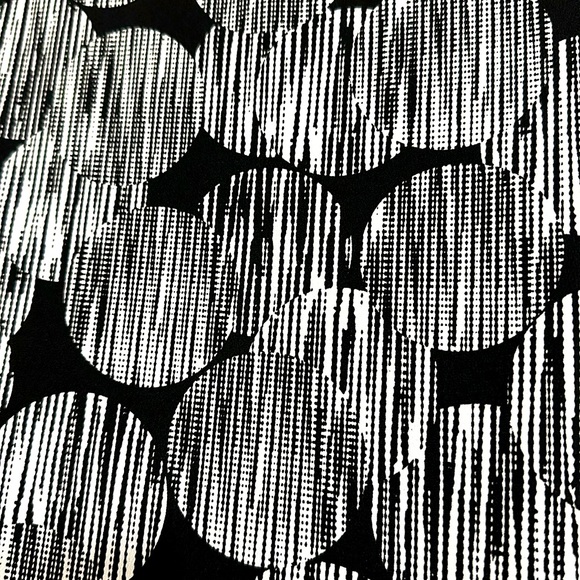 Susan Lawrence XL Sleeveless Ruffle V-Neck Black and White Static Circles Print - Picture 7 of 11